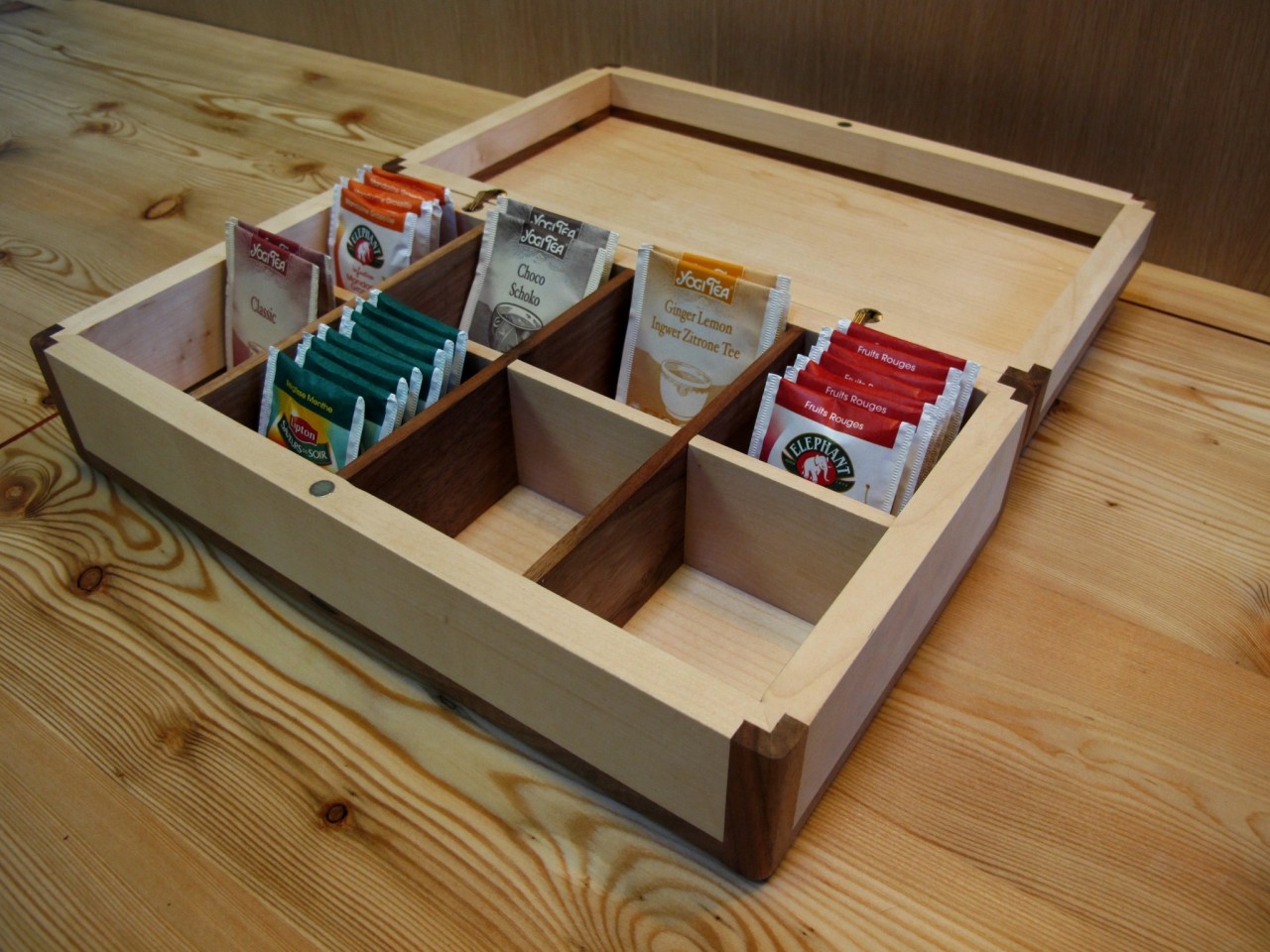 Il y a 8 compartiments qui permettent de ranger vos sachets de thé et de tisane.