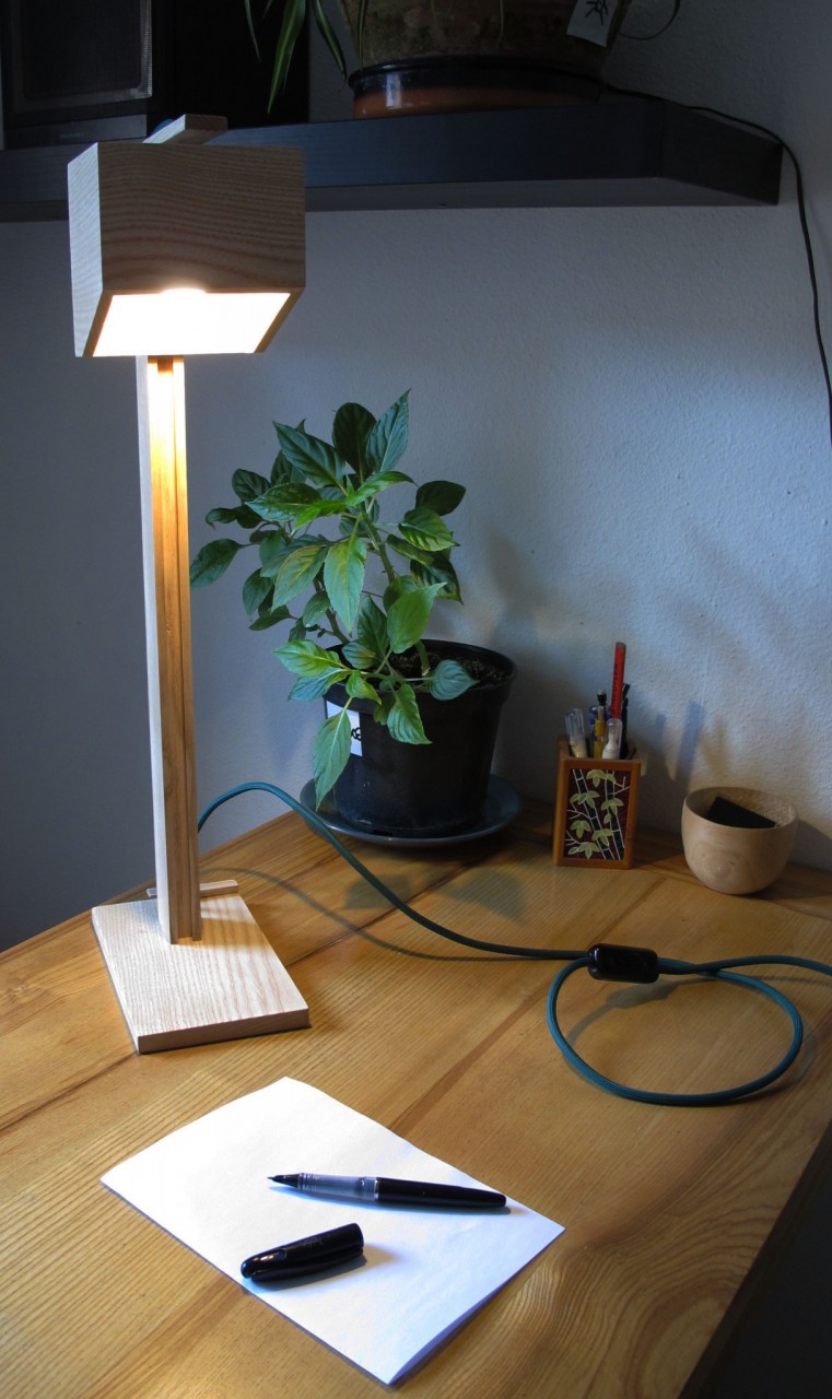 La lampe LIFT en Frêne avec son câble bleu.