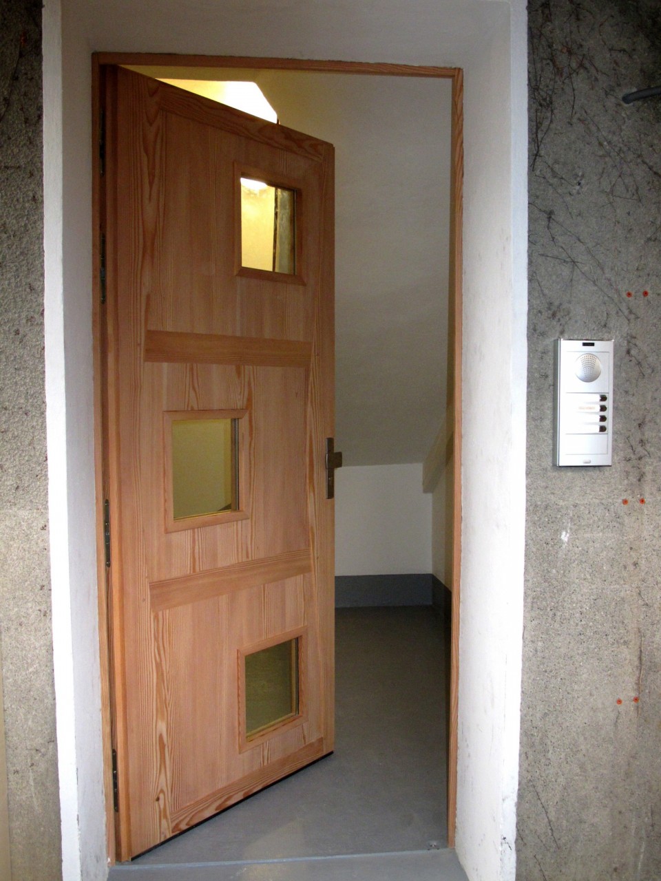 L’ouverture s'effectue par une gâche reliée à l'interphone. Ainsi chaque appartement peut ouvrir la porte à distance.