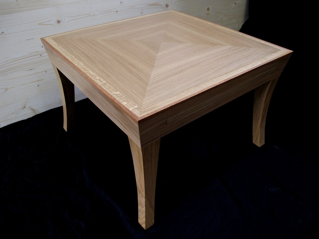 La table basse en chêne dans son ensemble. Son plateau est en placage en chêne avec un motif en pointe de diamant.
