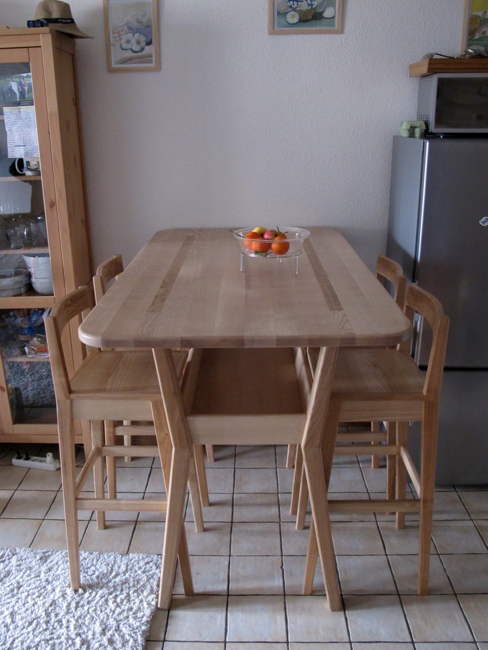Cette table bar trouvera sa place dans une cuisine, un salon ou une salle à manger.