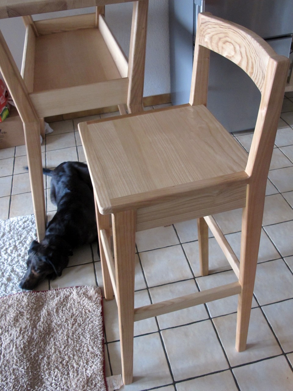Le dossier incurvé permet de s'asseoir confortablement. 
PS : Lipton (le chien) n'est pas fourni avec.