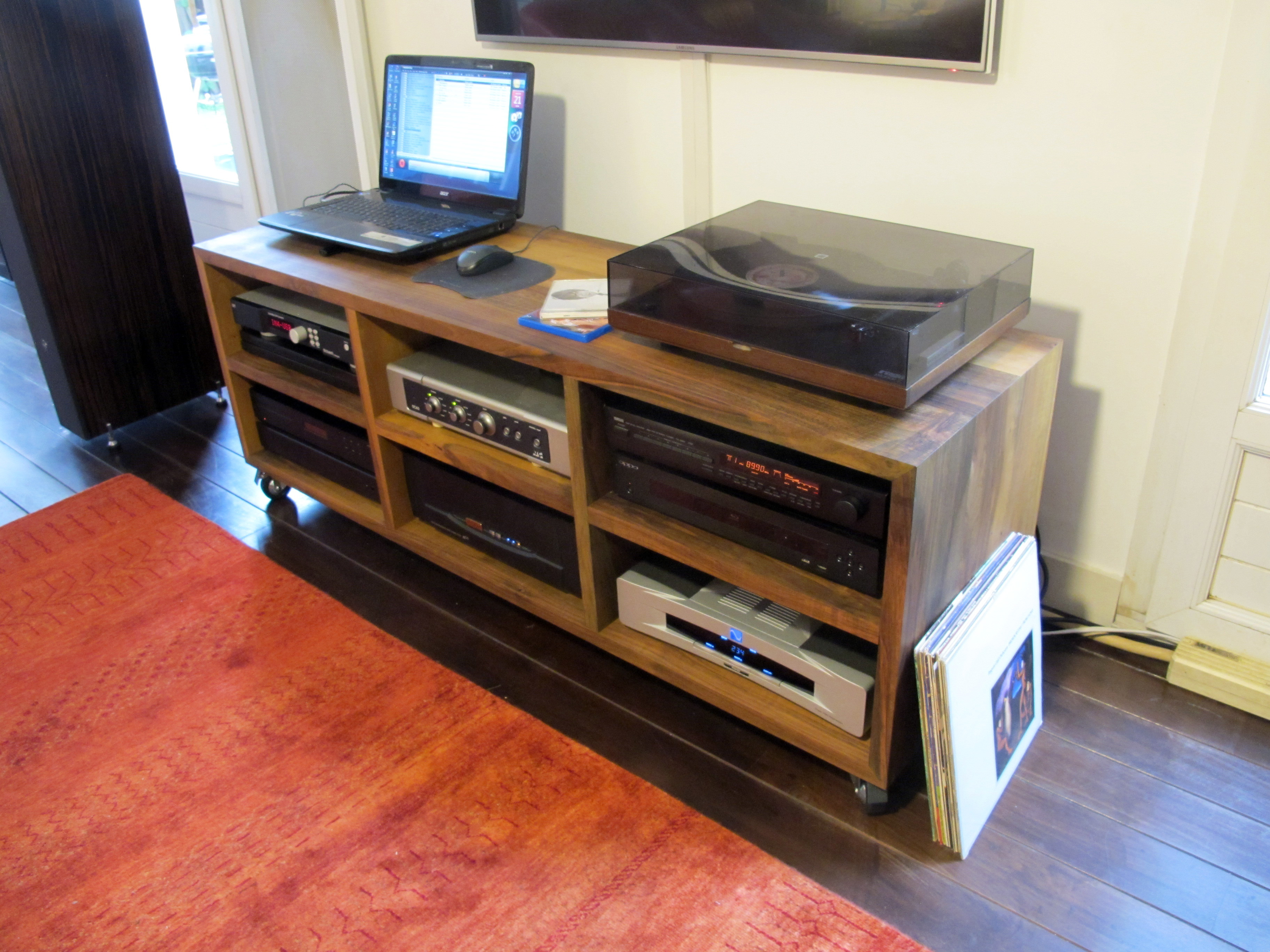 Le meuble TV - HIFI permet d’accueillir tout le matériel audio et vidéo.