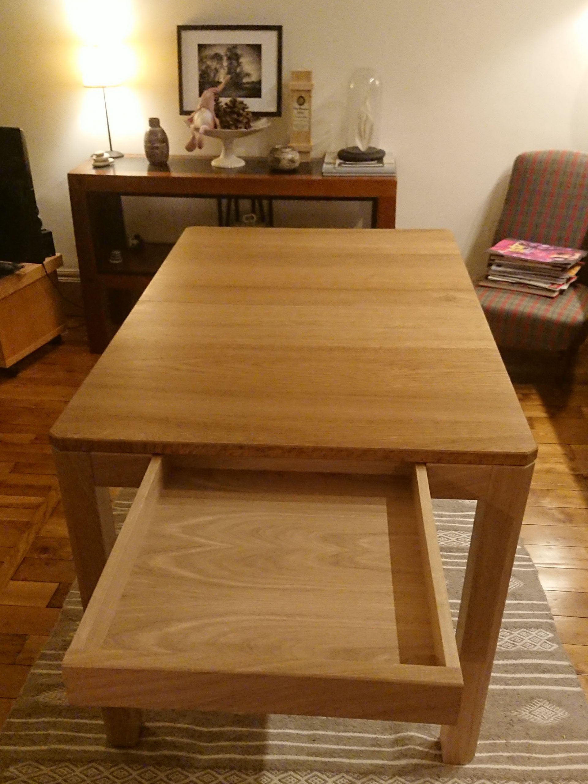 Pour pouvoir ranger divers ustensiles, il y a un tiroir sur coulisse bois à chaque bout de table.