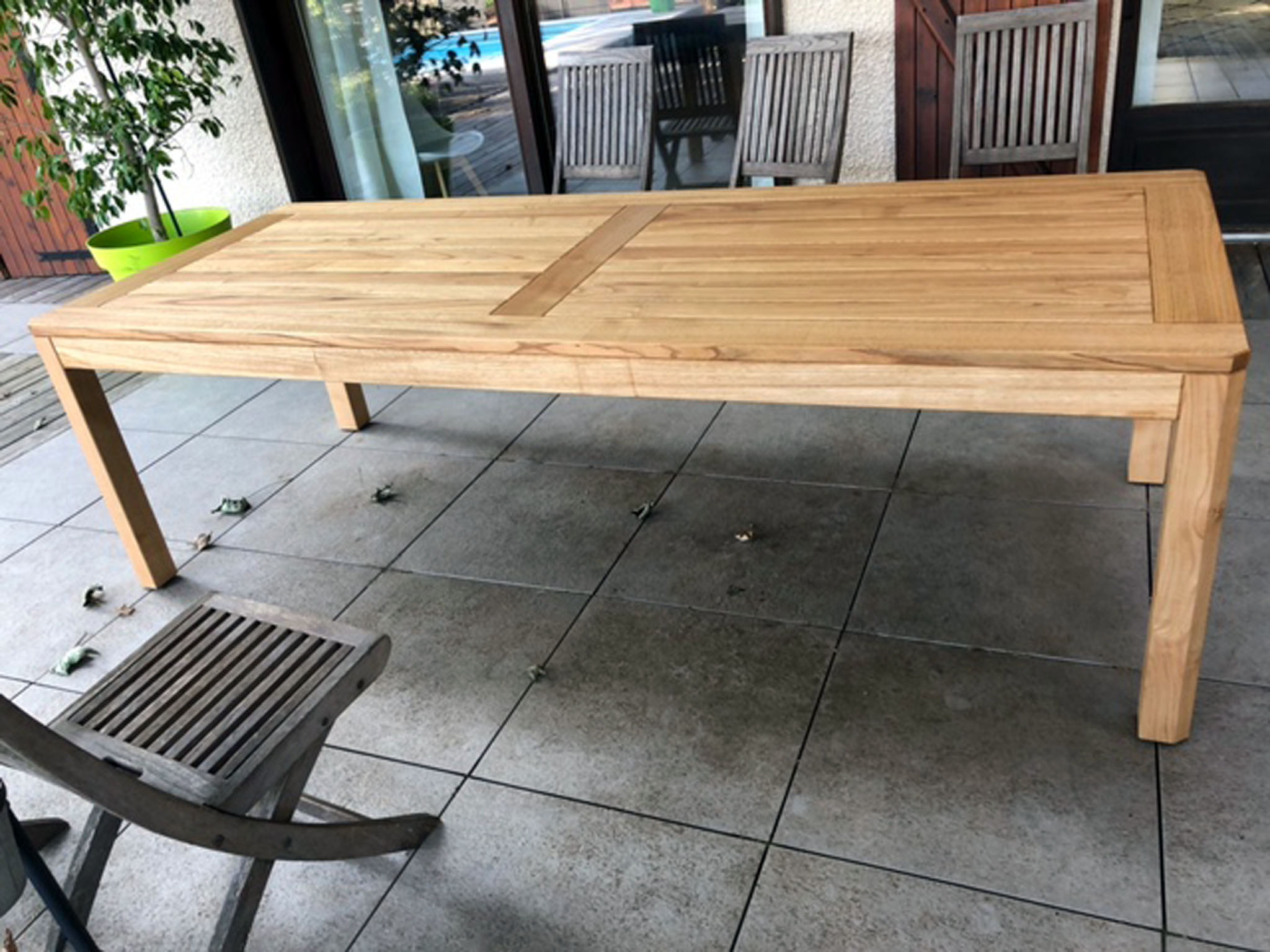 Cette table a reçu une finition huilée adapté à l'extérieur.