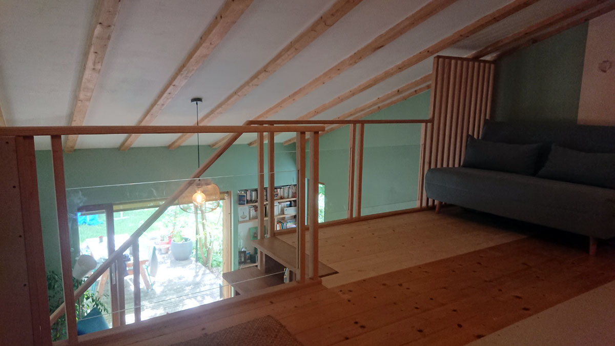 Le reste du garde-corps est en verre avec deux montant de séparation pour rappeler les claustras.