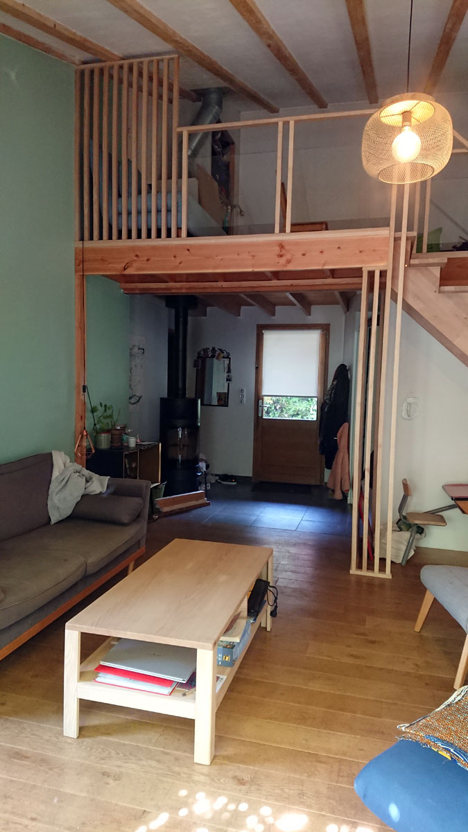 De même un claustra habille la partie gauche pour pouvoir installer un canapé derrière.