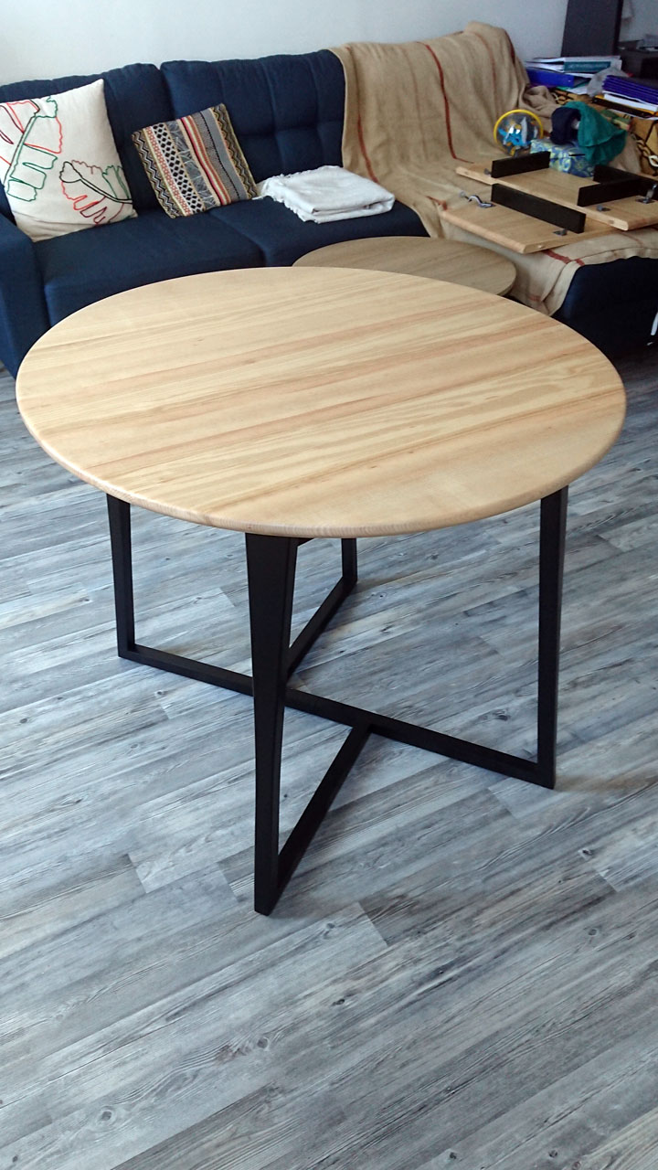 Table de salle à manger ovale avec pieds croisés