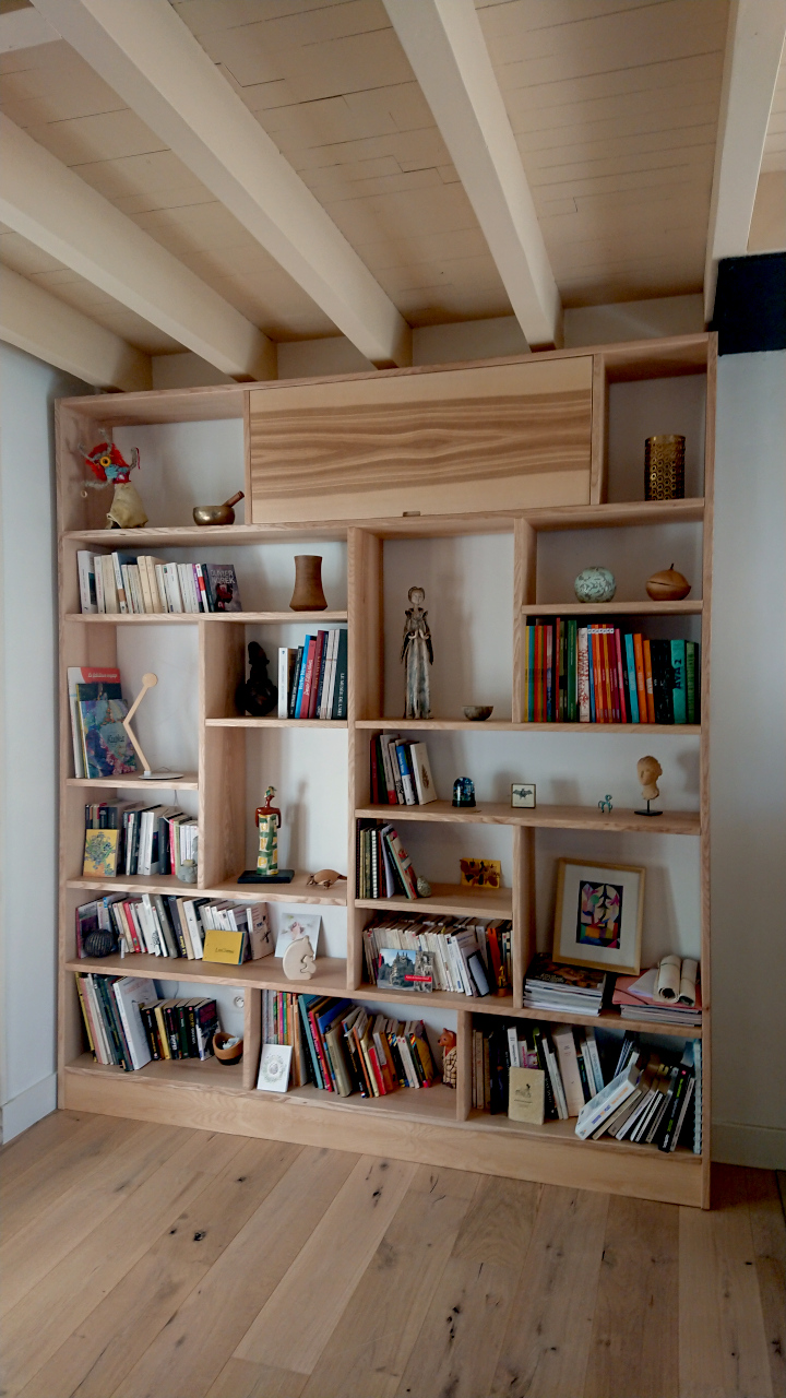 Sa disposition légèrement restructurée permet de ranger des livres mais aussi des objets de décorations
