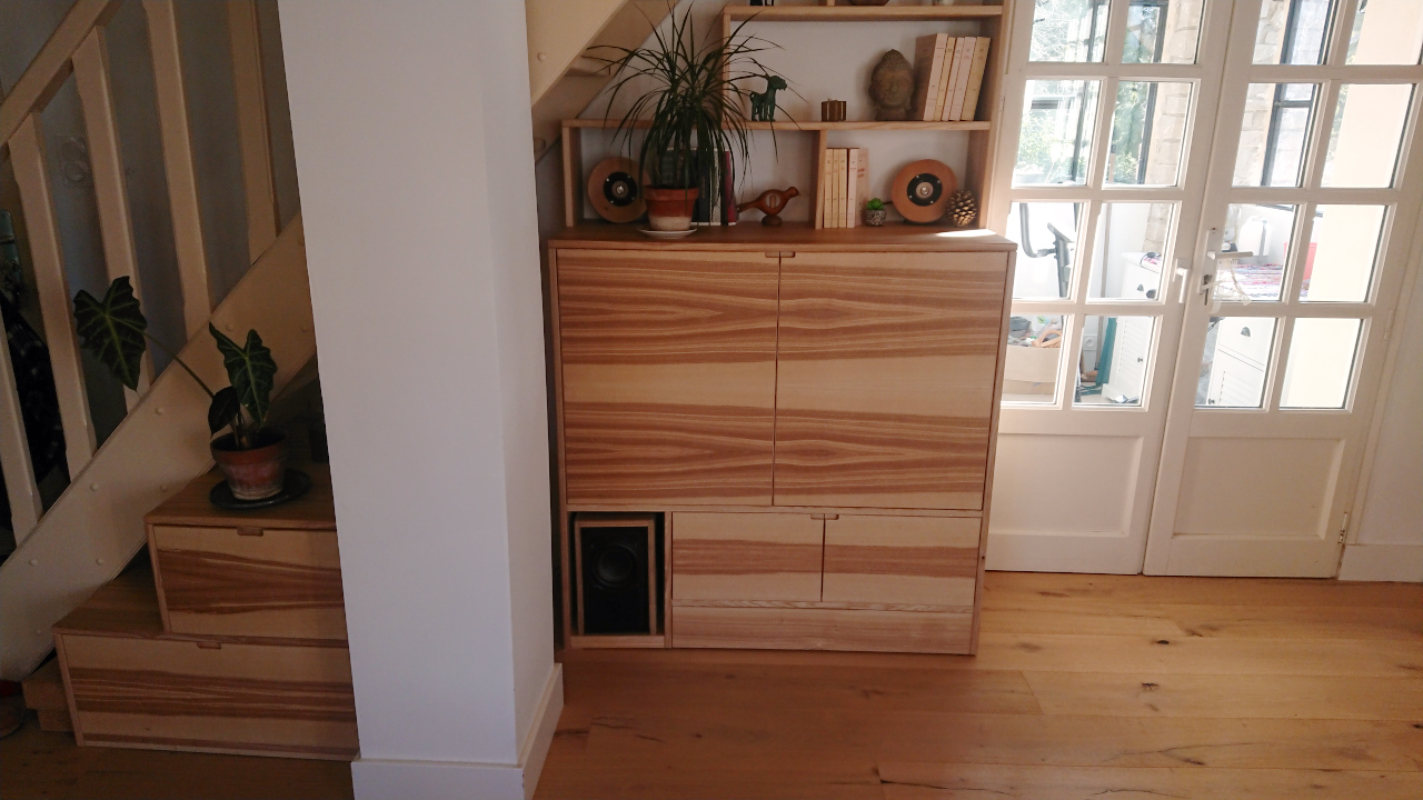 J'ai aussi fabriqué un meuble TV et un meuble à tiroir qui prennent leur place sous un escalier.