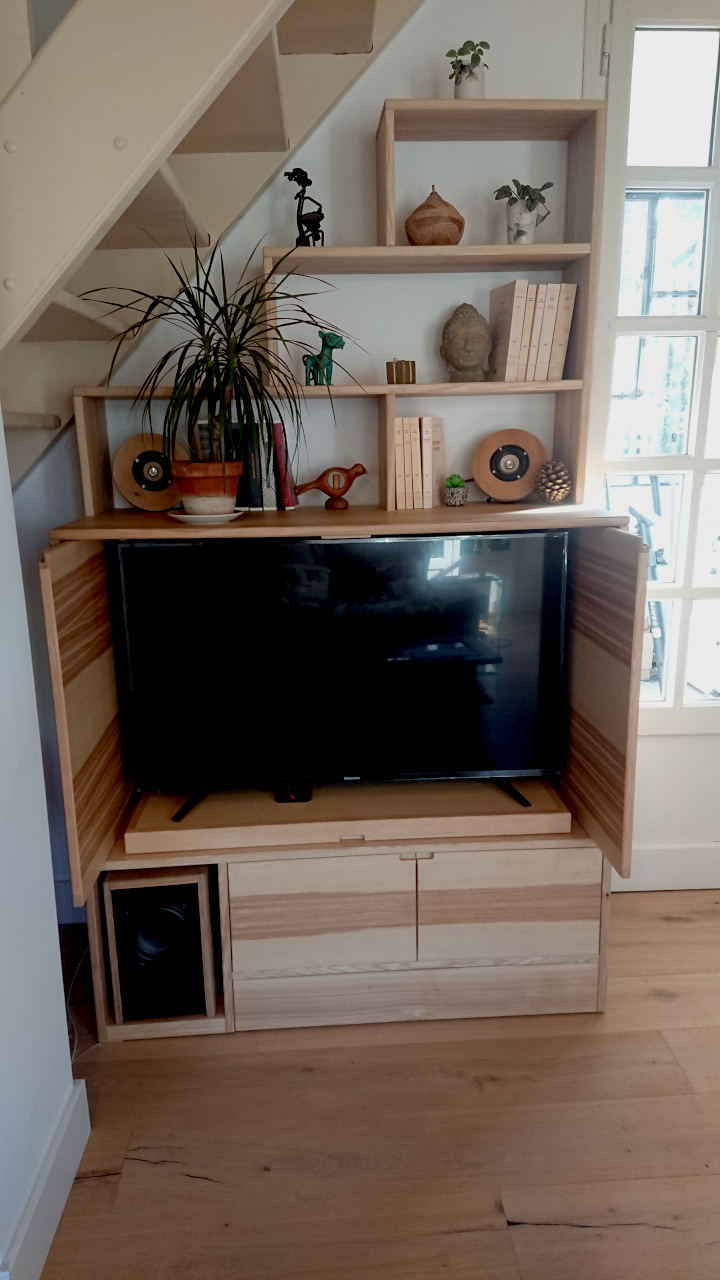 Les portes rentrent dans le meuble pour libérer le chant visuelle.