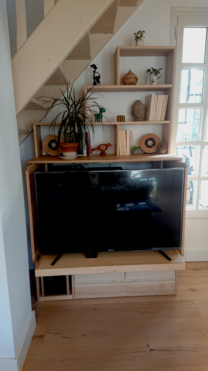 De plus la TV est sur une tirette qui permet de l'avancer pour éviter que le poteau de gène le chant de vision.